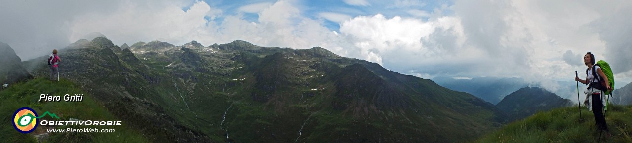 56 Vista dalla cresta finale verso la Val Sanguigno.jpg